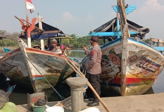 Petugas gabungan yang terdiri dari anggota Polres Pekalongan Kota Sat Sabhara, Sat Polairud dan Polsek Pekalongan Utara melakukan patroli Dialogis dan pembagian Masker di lokasi wisata. Pantai Sari, Pantai Mangrov dan Pantai Slamaran kelurahan Krapyak Kecamatan Pekalongan Utara. 