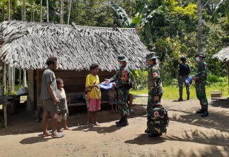 Pembagian kelambu untuk masyarakat
