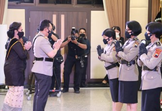  dr Yayuk Sulistyaningsih dokter polwan alumni Universitas Sebelas Maret mendapatkan penghargaan pin emas dari Kapolri Jenderal Polisi Listyo Sigit Prabowo