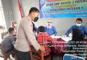 Kapolsek Patebon Beserta Anggotanya Melaksanakan Kegiatan Pengamanan dan monitoring pelaksanaan vaksinasi Covid-19 kepada siswa siswi SMK NU 4 patebon dan SMPN 3 Patebon di wilayah Kecamatan Patebon
