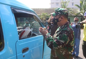 Dandim Salurkan Bantuan Beras kepada sopir angkot