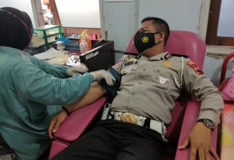 Personel Sat Lantas Polres Kendal menggelar kegiatan bakti sosial Donor Darah di Aula PMI cabang Kendal, Jumat (17/9/2021).