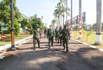Komandan Pusat Teritorial TNI Angkatan Darat (Danpusterad) Letjen TNI Teguh Arief Indratmoko, S.E., M.M., kunjungi Markas Korem 071/Wijayakusuma, Sokaraja, Banyumas. Jumat (17/9/2021).