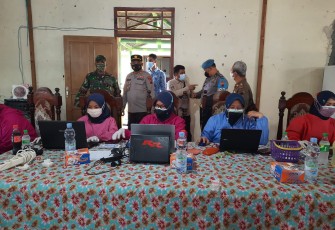 Kapolsek Weleri bersama Bhabinkamtibmas Polsek Weleri  melaksanakan monitoring serta pengamanan pemberian suntik vaksin Covid-19 dosis I/II di puskesmas Weleri I  dan Aula Balai Desa Penyangkringan Kecamatan Weleri, Sabtu (18/09/2021).