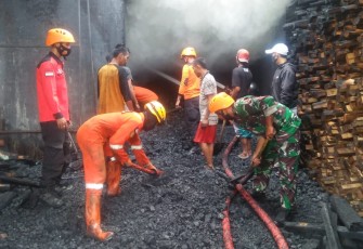 Kebakaran di pabrik pengolahan kayu