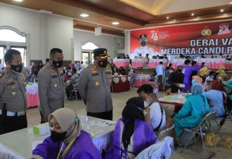 Kapolres Demak, AKBP Budi Adhy Buono, turun langsung mengatur warga yang mengantre mendapat vaksin yang digelar Polres Demak, di Wisma Halim Demak, Selasa (21/9) pagi.