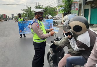Satlantas Polres Kendal melakukan kegiatan pembagian masker dan Sosialisasi Aplikasi Peduli Lindungi guna pengendalian penyebaran Covid 19 pada Selasa (21/09/21)