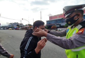 Polres Kepahiang Bagikan Masker Kepada Pengguna Jalan