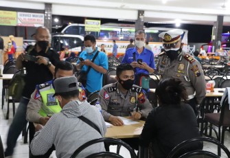 Satlantas Polres Kendal melakukan kegiatan vaksinasi saat pelaksanaan Operasi Patuh Candi 2021, pada Selasa (21/09/21). 