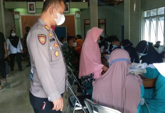 Kapolsek Gemuh AKP Iriyanto Budi Cahyono SH bersama anggotanya melaksanakan kegiatan pengamanan sekaligus monitoring penyuntikan Vaksin Covid-19 Tahap l Kepada warga masyarakat Desa Ngerjo, Rabu (22/9/21).