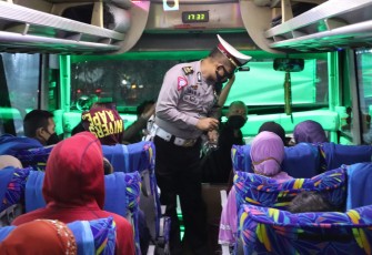 Satlantas Polres Kendal  Lakukan Ops Yustisi  di Terminal Bus Sari Rasa Serta Bagikan Masker