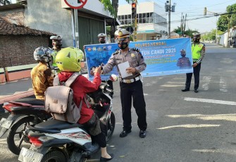 Sat Lantas Polres Kendal Polda Jawa Tengah yang tergabung dalam satgas Operasi Patuh Candi 2021 melaksanakan Dikmas Lantas di depan BNI Kendal, Kamis (23/09/2021).