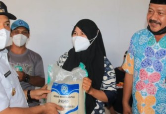 Wawali Bagikan Beras PKH dan Sampaikan Kabar Gembira