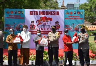 Kapolresta Surakarta, Kombes Pol Ade Safri Simanjuntak, secara resmi melepas pembagian paket bansos ini yang dikhususkan bagi warga Surakarta yang terdampak pandemi covid-19, Kamis (23/9)