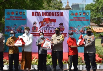 Kapolresta Surakarta, Kombes Pol Ade Safri Simanjuntak, secara resmi melepas pembagian paket bansos ini yang dikhususkan bagi warga Surakarta yang terdampak pandemi covid-19, Kamis (23/9)