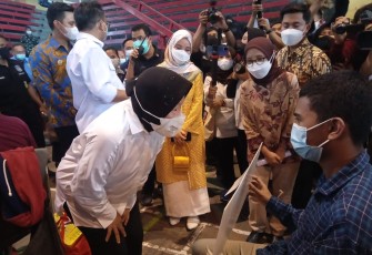 Menteri sosial Republik Indonesia tengah berbincang dengan salah satu penerima bantuan