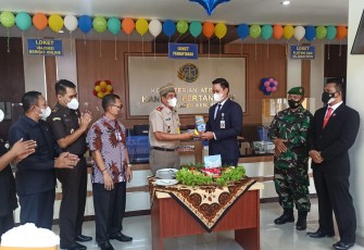 Bupati Kendal menyerahkan potongan tumpeng dalam rangka HUT Agraria,.