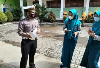 Satlantas Polres Kendal melaksanakan kegiatan Ops Patuh Candi 2021 dengan membagikan Brosur yang berisi himbauan tentang pentingnya keselamatan berlalu lintas kepada masyarakat