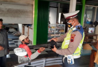 Anggota Satlantas Polres Kendal Bagikan Masker di Pelabuhan Kendal  Minggu (26/09/2021)