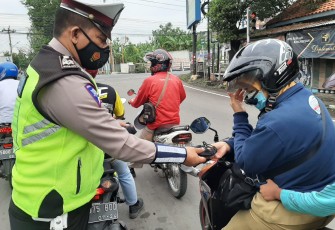 Anggota Sat Lantas Polres Kendal Bagikan Masker Gratis Pada Ops Patuh Candi 2021