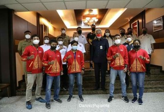 Ganjar Pranowo foto bersama atlet Kick Boxing Jawa Tengah yang menjadi juara umum PON XX di GOR Waringin Kota Jayapura 