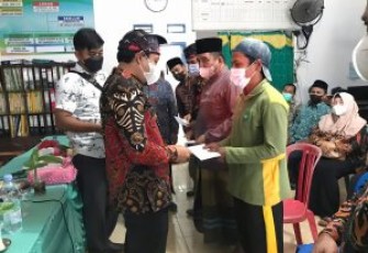  Wakil Walikota Bengkulu Dedy Wahyudi saat melakukan silaturahmi dan memberikan bantuan operasional (BOp)