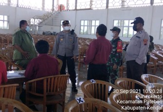Kapolsek Patebon bersama Bhabinkamtibmas Polsek Patebon melaksanakan monitoring pelaksanaan vaksinasi Covid-19 yang berlokasi di wilayah Kecamatan Patebon
