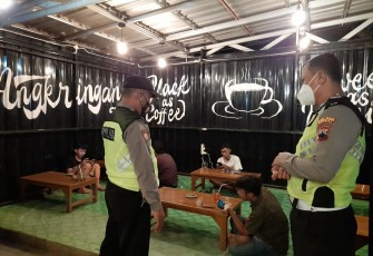 Polsek Weleri melakukan kegiatan pemantauan dan Penindakan PPKM Level 2 bertempat di warung angkringan 93 Desa Karangdowo Weleri.Sabtu (02/10/2021)