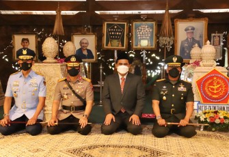 Pangdam IV/Diponegoro Mayjen TNI Rudianto bersama Kapolda Jateng Irjen Pol Ahmad Luthfi melaksanakan ziarah ke Makam Jenderal Besar H.M. Soeharto di Astana Giri Bangun Matesih Kab. Karanganyar. Senin (04/10).