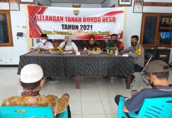 Bhabinkamtibmas Polsek Gemuh Bripka Heri mewakili Kapolsek Gemuh menghadiri dan mengamankan kegiatan lelang tanah sawah bondo desa di Desa Jenarsari  Kecamatan Gemuh, Rabu (6/10/2021 ).