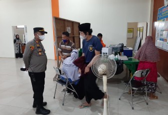 Kapolsek Brangsong AKP Slamet Mustamto SH MH didampingi Kabag Log Polres Kendal AKP Amin Supangat SH MM meninjau langsung vaksinasi malam di Aula Balaidesa Kertomulyo Kecamatan Brangsong.