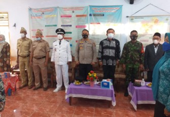 Kapolsek Weleri bersama Bhabinkamtibmas lakukan monitoring dan pengamanan Pengambilan Sumpah Janji dan Pelantikan Perangkat Desa Montongsari Kecamatan Weleri yang dilaksanakan di Aula Balaidesa Montongsari Kecamatan Weleri, Kamis (7/10/2021).