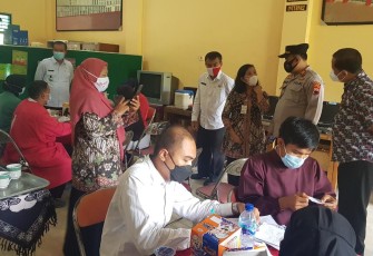 Kapolsek Weleri Pantau Vaksinasi di Puskesmas Weleri 1 dan SMA N 1 Weleri