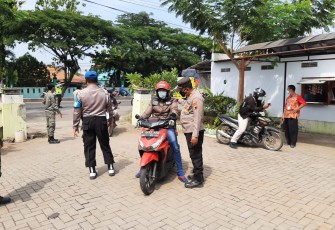 Kapolsek Brangsong AKP Slamet Mustamto SH MH mengedukasi salah satu pengendara saat Operasi Yustisi 