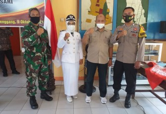  Camat Rowosari Edi Suyono, Kapolsek Rowosari IPTU Untoro, Danramil Rowosari, Kepala Desa Wonotenggang Istiyuliana SE, foto bersama saat acara pelantikan perangkat Desa Wonotenggang