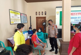 Kapolsek Pageruyung AKP Adi Winarno SH bersama anggota laksanakan giat monitoring dan pengamanan pelaksanaan program vaksinasiBalaidesa Gebangan, Minggu (10/10/2021). 