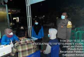 Bhabinkamtibmas  Wonosari melakukan monitoring pelaksanaan vaksinasi warga masyarakat desa Wonosari Kecamatan Patebon di Aula Balaidesa Wonosari dan Puskesmas Patebon I mulai pukul 19.00 WIB, Sabtu (9/10/2021).