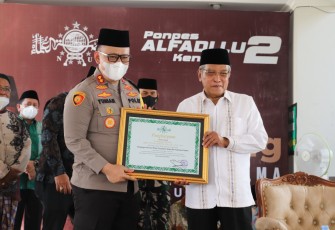 Said Aqil Siradj berikan Penghargaan Pada Kapolres Kendal AKBP Yanuar Ariefianto SH SIK MH 