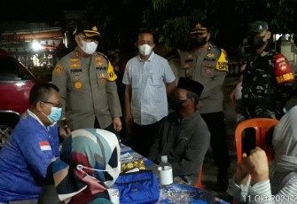 Kapolres Kendal AKBP Yuniar Ariefianto SH SIK MH bersama Wakapolres Kendal Kompol Donny Eko SH SIK MH tanpa kenal lelah turun langsung awasi Vaksinasi Malam di Mapolsek Sukorejo