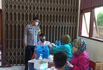 Anggota Polsek Weleri kawal Pelaksanaan Vaksinasi Di Wilayah Kecamatan Weleri