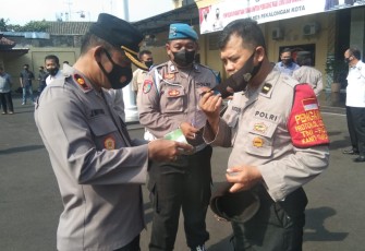 Kapolres Pekalongan Kota AKBP Wahyu Rohadi melalui Waka Polres Pekalongan Kota Kompol Joko Watoro saat pimpin cek pemeriksaan kelengkapan personil