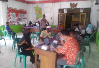 Anggota Polsek Pegandon melakukan monitoring vaksinasi masyarakat di wilayah kecamatan Ngampel Kabupaten Kendal, bertempat di wilayah Kecamatan Ngampel, Kabupaten Kendal. Rabu (13/10/2021)