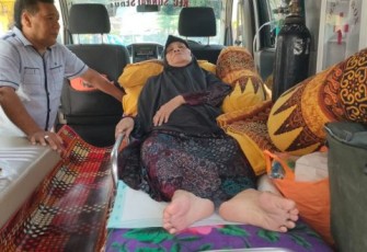 Diantar ke Padang, Pasien Ambulans Gratis Pemkot Ucap Terimakasih Pada Helmi-Dedy