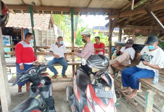 Kasat Lantas Polres Kendal AKP Hari Condro SH SIK MH melaksanakan kegiatan Dikmas Lantas dan Pembagian Masker Gratis di wilayah hukum Polres Kendal tepatnya di pangkalan ojek Ungup Ungup Kecamatan Rowosari, Jumat (15/10/2021).
