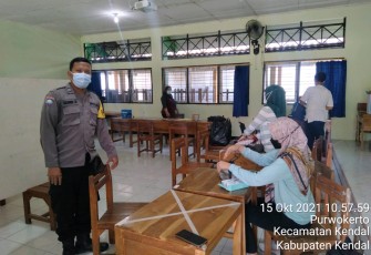 Anggotanya Polsek Patebon melaksanakan kegiatan monitoring dan pengamanan pada kegiatan pelaksanaan program vaksinasi gratis untuk warga masyarakat dan pelajar di wilayah Kecamatan Patebon