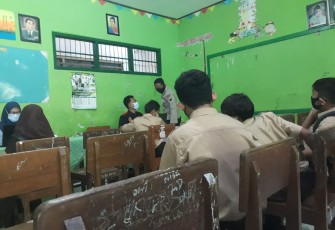 Wakapolsek Cepiring Pantau Vaksinasi di MTs NU 01 Cepring