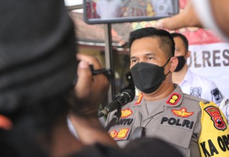 Kapolres Pekalongan AKBP Wahyu Rohadi saat memberikan penjelasan terkait kasus penanganan perkara pengrusakan sarana di  PT Panggung Jaya Indah Textil (Pajitex), Buaran, Pekalongan.