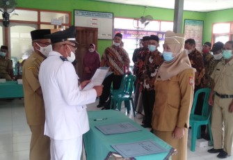 Kapolsek Kangkung AKP Asri SH dengan didampingi oleh anggotanya menghadiri serta pengamanan pelaksanaan pelantikan dan pengambilan sumpah jabatan perangkat Desa Jungsemi Kecamatan Kangkung Kabupaten Kendal yang diselenggarakan di aula kantor Balaidesa Rejosari Kecamatan Kangkung Kabupaten Kendal, Senin (18/10/2011).
