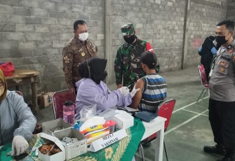 Anggota Polsek Limbangan terus gencar mengawal dan lakukan pengamanan vaksinasi