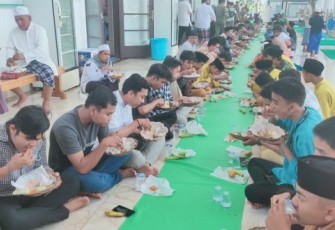  kegiatan jumah berkah dengan makan bersama di Masjid Agung At-Taqwa
